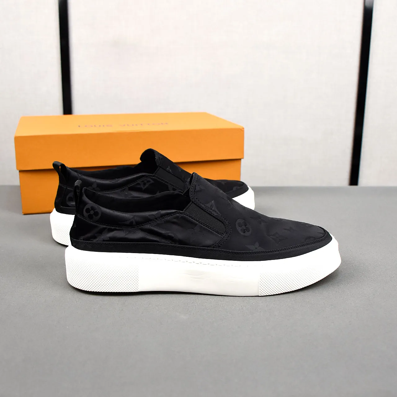 PP400❣️❣️❣️LV breathable cloth shoes, the upper is made of comfortable and breathable fabric, and the ultra-light rubber foam outsole. Men's size 39-44.